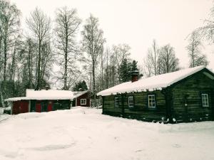 格兰耶德Mysig timmerstuga vid sjön Björken的相册照片