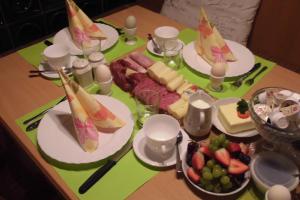 RiethGasthaus Beyersdorfer的一张桌子,上面放着食物和水果盘