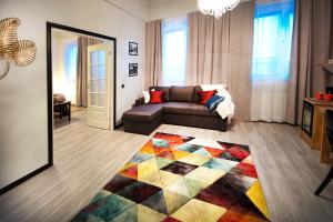 托尔尼奥Grand Hotel Mustaparta的带沙发和地毯的客厅