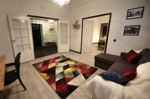 托尔尼奥Grand Hotel Mustaparta的带沙发和地毯的客厅