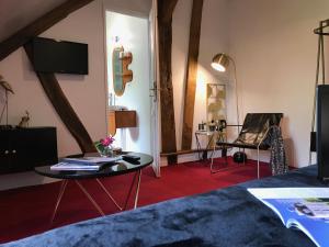 谢韦尔尼La Levraudière的客房设有1张床、1张桌子和1台电视。