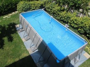佩萨罗B&B Baratoff的享有庭院游泳池的顶部景色