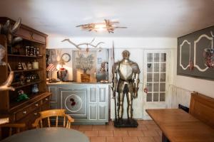 圣马丹韦叙比耶Hotel Relais Saint Louis的一间厨房里装有男人雕像的房间