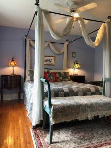 尼亚加拉瀑布布鲁盖布尔斯住宿加早餐酒店的一间卧室配有两张床和一张天蓬床。