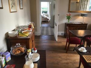因弗内斯Ballifeary House的客厅配有餐桌和食物