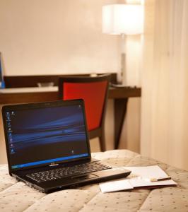 莫夏诺圣安杰洛冲刺商务酒店的坐在桌子上的一个笔记本电脑