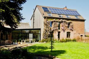 StratendriesVilla Germaine的顶部有太阳能电池板的房子