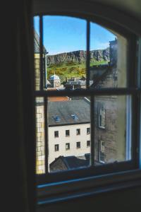 爱丁堡MONO Suites Old Town的从建筑的窗户欣赏美景