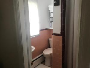 奥斯威戈Evergreen Motel的一间带卫生间和窗户的浴室