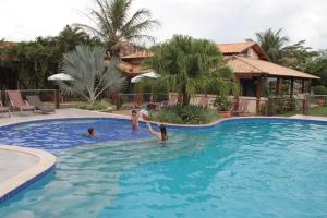 博尼图Pousada Surucuá - Bonito MS的一群人在游泳池玩耍