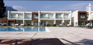 托斯科拉诺-马德尔诺Piamarta Apartments的一座带游泳池和椅子的酒店和一座建筑