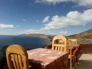 Isla de SolLas Cabañas Lodge的一张桌子和椅子,享有水景