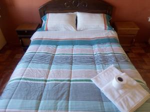 Isla de SolLas Cabañas Lodge的一张床上有卷卫生纸的床