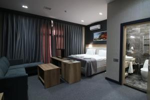 巴库Home Suites Baku-Halal Hotel的一间酒店客房 - 带一张床和一间浴室