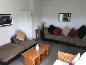 基尔马诺克Ayrshire cottage的客厅配有两张沙发和一张咖啡桌