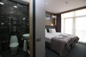 Home Suites Baku-Halal Hotel的一间浴室