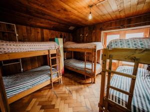 普孔智利几维湖畔背包客旅舍的小屋内带三张双层床的客房