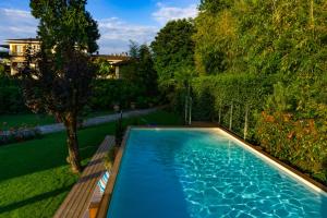 特拉诺瓦-布拉乔利尼Villa Le Facezie B&B的庭院中间的游泳池