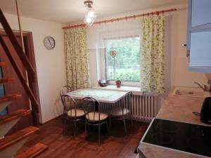 日亚尔普里瓦科娃卡娃酒店的厨房配有桌椅和窗户。