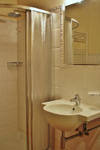 洛迪卡维瑞格农庄酒店的一间带水槽和淋浴的浴室