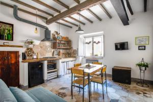 蒙特普齐亚诺ManillaHouse的厨房以及带桌椅的起居室。