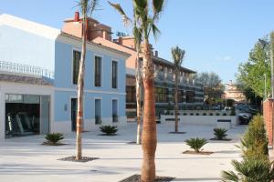 洛尔卡Spa Jardines de Lorca的一座棕榈树建筑