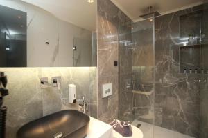 卡尼奥提Athinais Luxury Apartments的带淋浴、水槽和卫生间的浴室