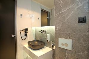 卡尼奥提Athinais Luxury Apartments的一间带碗水槽和镜子的浴室