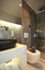 卡尼奥提Athinais Luxury Apartments的一间带水槽和卫生间的浴室