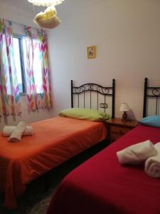 巴尔巴特Piso Tarayuela的一间卧室设有两张床和窗户。