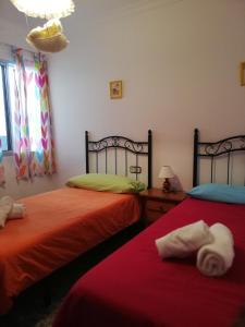 巴尔巴特Piso Tarayuela的一间卧室配有两张带毛巾的床