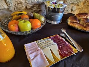 庞特维德拉CARBALLO DE PRADO 1900的桌上放着一碗水果和奶酪