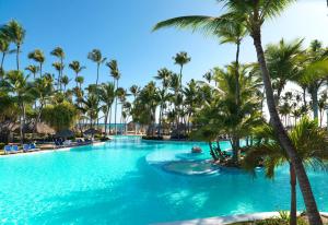 蓬塔卡纳Meliá Caribe Beach Resort-All Inclusive的度假村内棕榈树游泳池