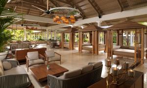 蓬塔卡纳Meliá Caribe Beach Resort-All Inclusive的一个带桌椅的度假村大堂