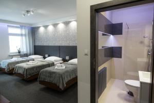 波兹南N°50的酒店客房带两张床和一间浴室
