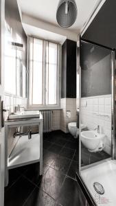 伦诺Casa Brenna Tosatto Art Experience的一间带水槽、浴缸和卫生间的浴室