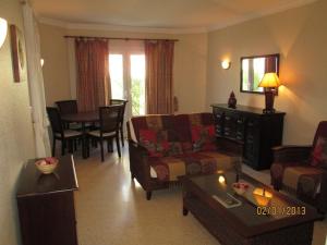 Casas DevesaHouse with garden at Oliva Nova Golf & Beach resort的客厅配有沙发和桌子