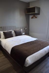 巴黎Hotel Puy De Dôme的一间卧室,卧室内配有一张大床