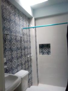 比亚埃尔莫萨Altabrisa Departamento 2 habitaciones的带淋浴、卫生间和盥洗盆的浴室