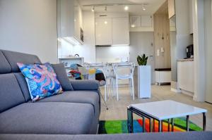 米兹多洛杰Onyx Aquamarina by Baltico Apartament的客厅配有沙发和桌子