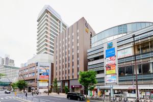 神户Hotel Wing International Kobe - Shinnagata Ekimae的街道上的一群建筑物