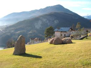 Revò阿格里图威斯达拉戈住宿加早餐旅馆的山地中的一群岩石
