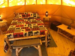 麋鹿城Eycat Lodging Company的帐篷内一间卧室,配有一张床