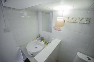 大理大理春田客栈的白色的浴室设有水槽和镜子