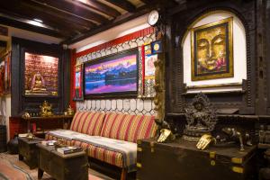 加德满都尼泊尔亭台酒店的客厅配有沙发和墙上的绘画