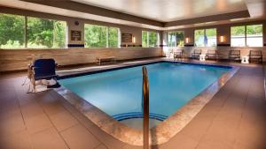 阿什维尔GLo Hotel Asheville-Blue Ridge Parkway的游泳池位于酒店带大型大堂的房间内
