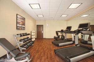 森特尼尔丹佛技术中心凯悦嘉轩酒店的健身房设有跑步机和椭圆机