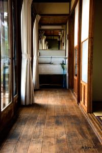 福山そわか楼的房屋的走廊,铺有木地板