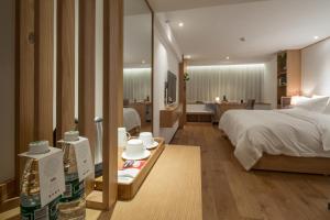 重庆重庆白云亲舍精品酒店的一间酒店客房 - 带一张床和一间浴室