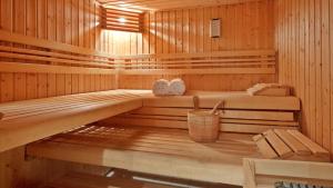 萨克德佐尔镇Teghenis Resort的木制桑拿浴室,配有两张床和一桶